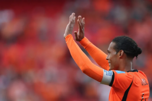 En la foto, Virgil Van Dijk de Países Bajos celebra el triunfo de Países Bajos