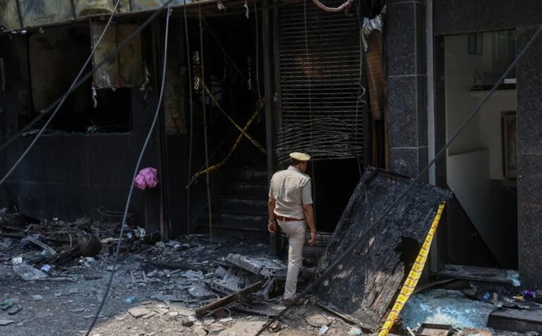 Agentes de policía en el exterior del hotel de Nueva Delhi incendiado este 3 de junio