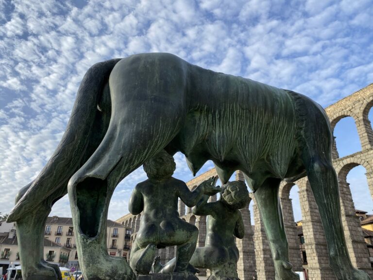 En la foto, el monumento a la fundación de la ciudad de Roma