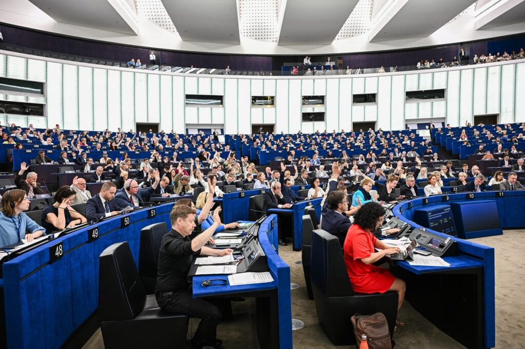 El Parlamento Europeo condena la represión en Cuba y exige reformas democráticas 3 En la foto, votación en el Parlamento Europeo