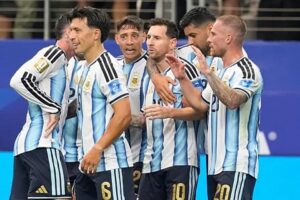 En la foto, jugadores de Argentina festejan el gol de Messi