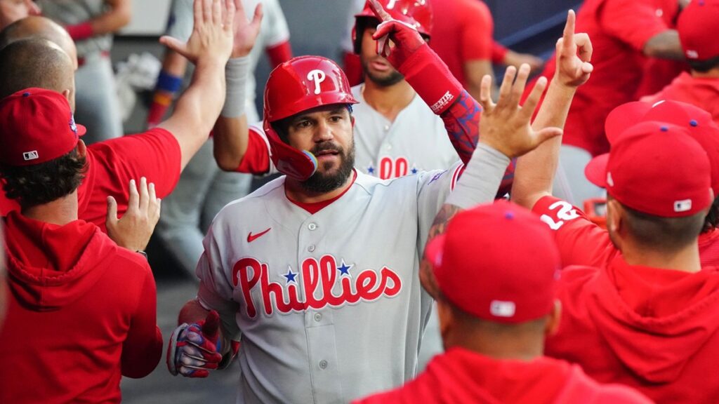 En la foto, Kyle Schwarber celebra su jonrón 24