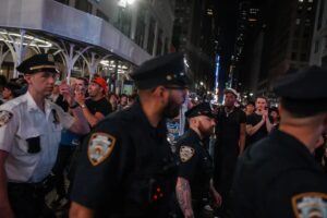 En la foto, Policías vigilan la celebración de fanáticos de los New York Knicks tras la victoria de su equipo en un partido contra los San Antonio Spurs, el 3 de junio de 2026