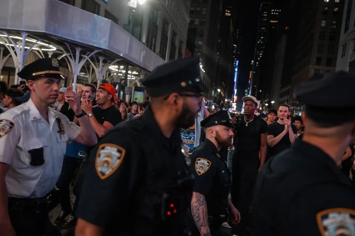 Nueva York blinda el Madison Square Garden por las finales de la NBA y la visita de Trump 1 En la foto, Policías vigilan la celebración de fanáticos de los New York Knicks tras la victoria de su equipo en un partido contra los San Antonio Spurs, el 3 de junio de 2026