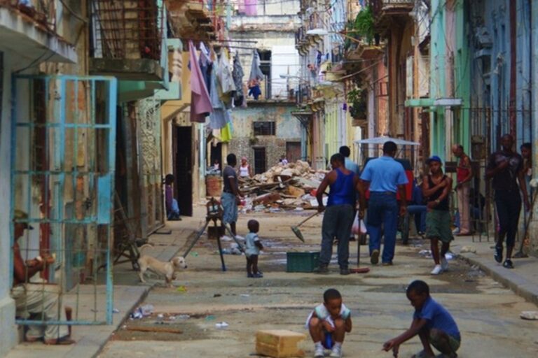 En la foto, una calle cubana
