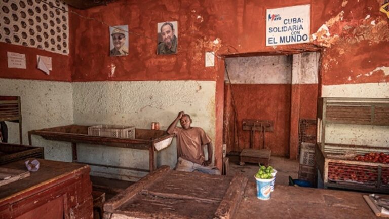 En la foto, un mercado vacío en Cuba