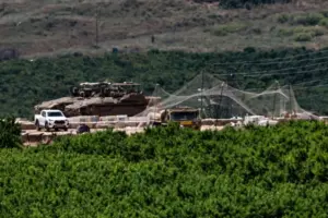 En la foto, Tanques israelíes se concentran en la frontera entre Israel y el Líbano