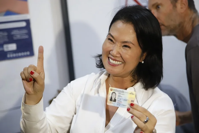 Fujimori se aleja de Sánchez y su ventaja supera los 18.000 votos al 98,59 % del escrutinio en Perú 1 En la foto, la candidata a la Presidencia de Perú por el partido Fuerza Popular, Keiko Fujimori, en Lima