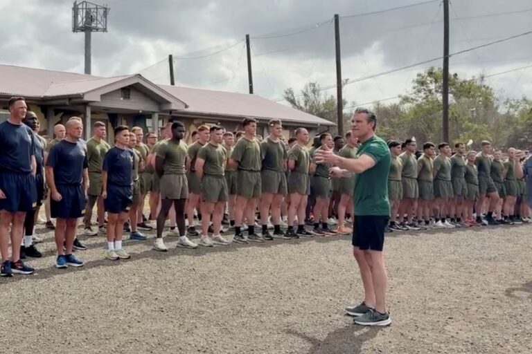 En la foto Pete Hegseth en la Base Naval de Guantánamo