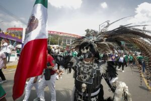 Un aficionado anima previo a la inauguración del Mundial de la FIFA 2026 este jueves, en el estadio Ciudad de México