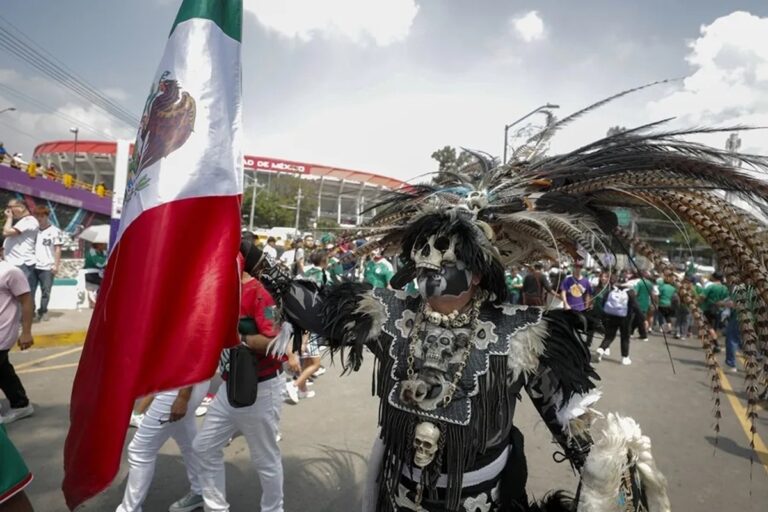 Inauguración de la Copa Mundial 2026, en directo: Shakira pone a vibrar al Estadio Azteca 1 Un aficionado anima previo a la inauguración del Mundial de la FIFA 2026 este jueves, en el estadio Ciudad de México