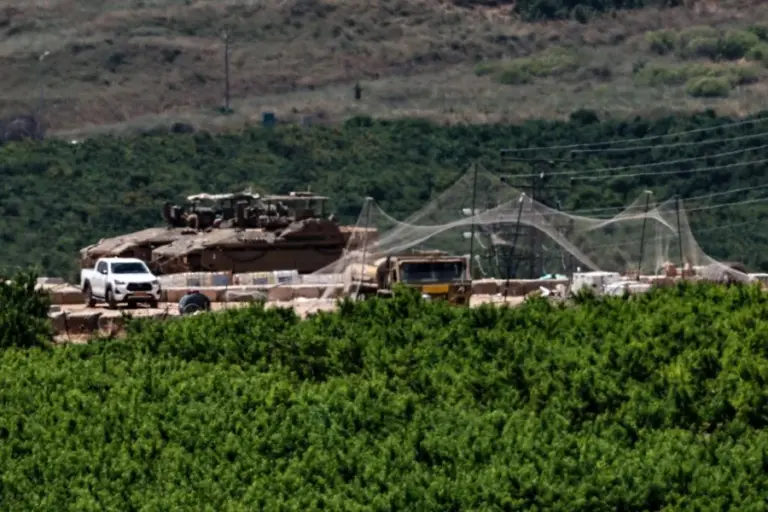 En la foto, Tanques israelíes se concentran en la frontera entre Israel y el Líbano