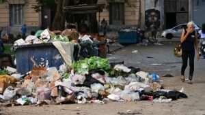 En la foto, un basurero en La Habana