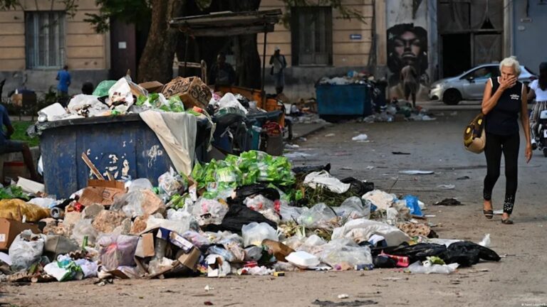 El caldero hirviente: cuando los mosquitos se vuelven verdugos de un pueblo abandonado 1 En la foto, un basurero en La Habana