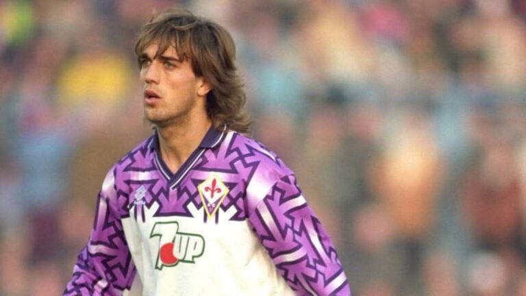 En la foto, el argentino Gabriel Batistuta con la polémica camiseta de la Fiorentina