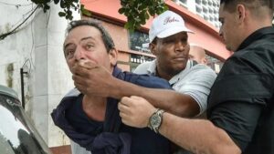 En la foto, la policía política cubana detiene a un opositor