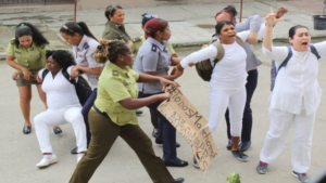 En la foto, mujeres policías reprimern a las Damas de Blanco