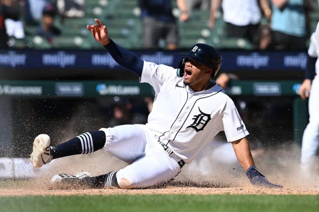En la foto, Wenceel Pérez, de los Tigres de Detroit, celebra mientras se desliza en el plato con la carrera de la victoria contra los Marineros de Seattle en la novena entrada
