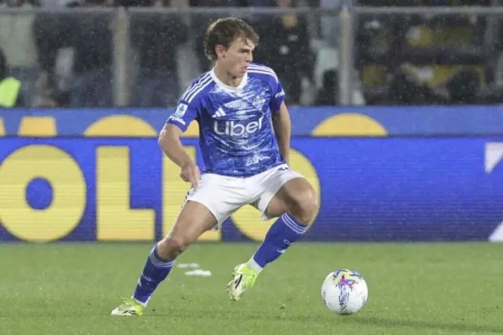 En la foto, Nico Paz con la camiseta del Como