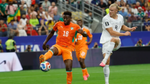 En la foto, Haaland mete a Noruega en octavos de final