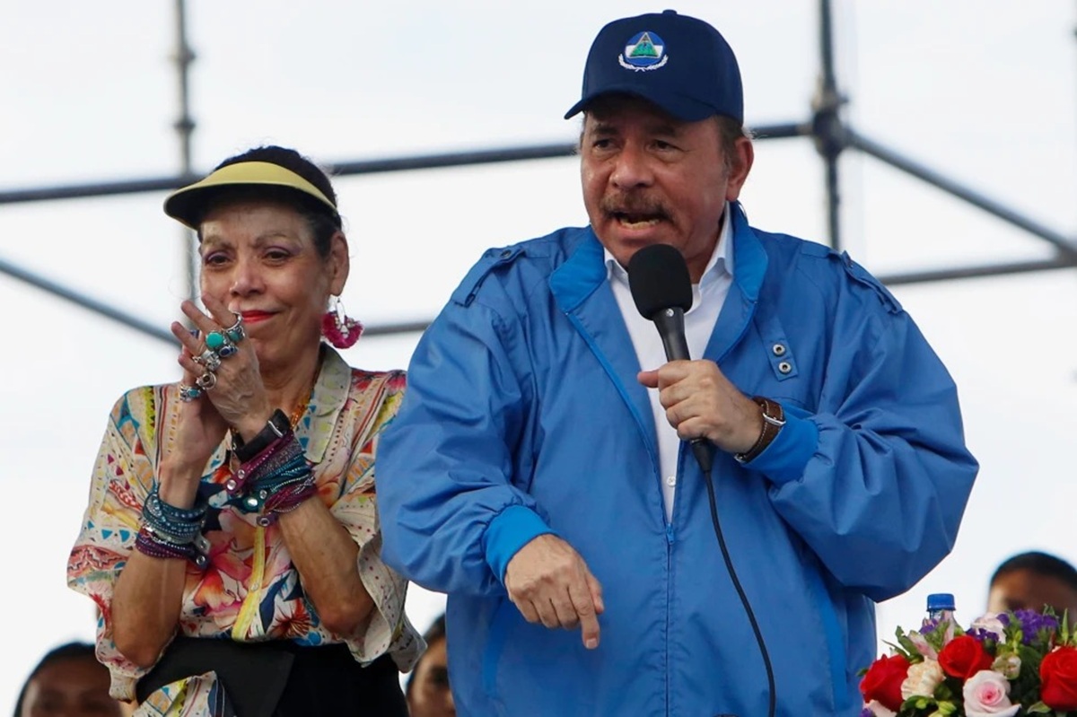 Estados Unidos sanciona a más de 100 funcionarios nicaragüenses y sus familiares con prohibición de viajar 1 En la foto, Daniel Ortega y Rosario Murillo, los dictadores de Nicaragua