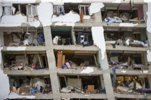 En la foto, edificios destruidos por los sismos en Venezuela