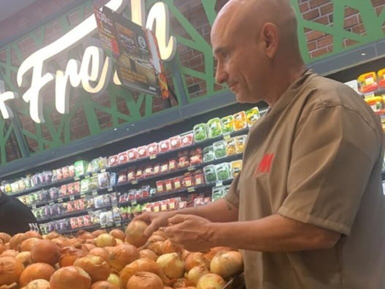 En la foto, el autor en un mercado