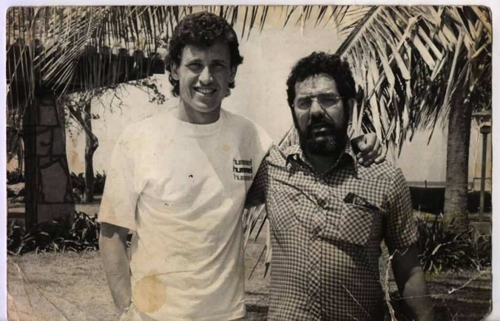 ¿Por qué nunca escuchamos narraciones internacionales durante los Mundiales? 2 En la foto, el autor y Jorge Valdano