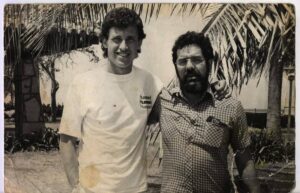 En la foto, el autor y Jorge Valdano