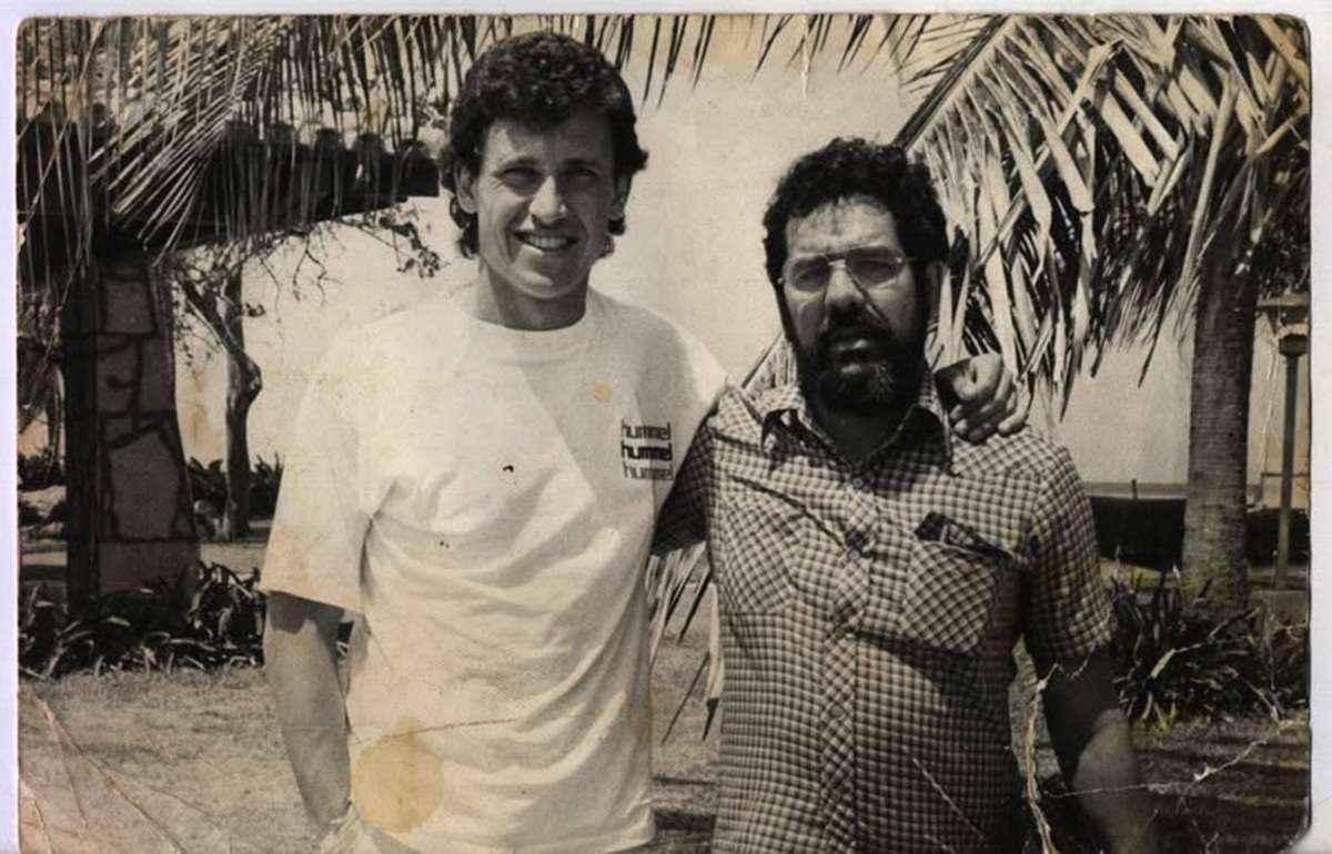 ¿Por qué nunca escuchamos narraciones internacionales durante los Mundiales? 1 En la foto, el autor y Jorge Valdano