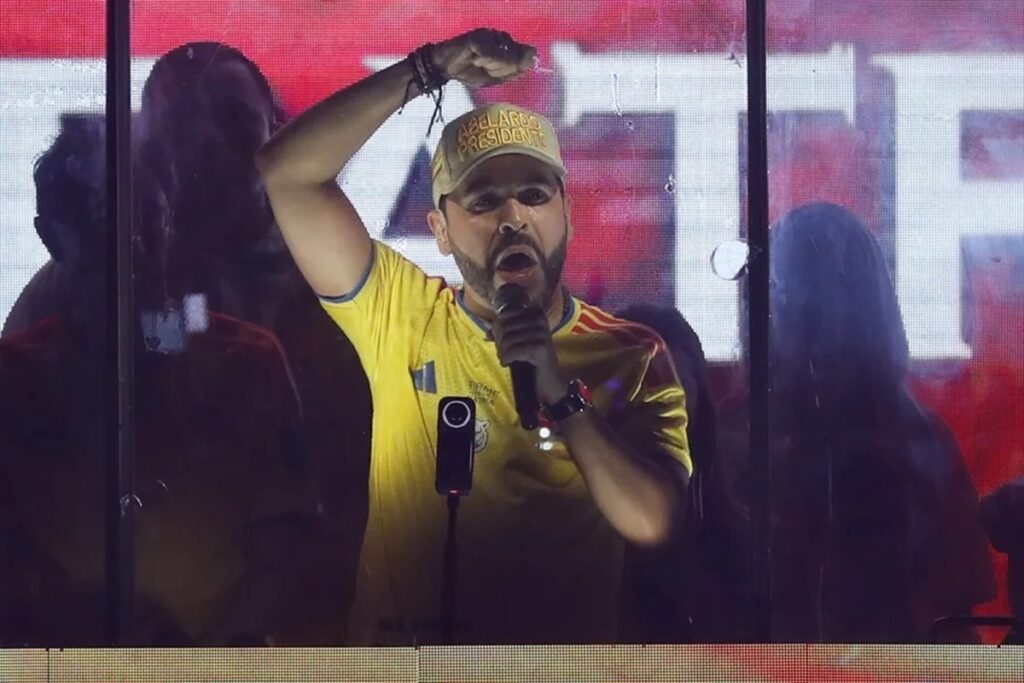 En la foto, El candidato de ultraderecha Abelardo de la Espriella, habla al final de la jornada electoral este domingo, en Barranquilla (Colombia)