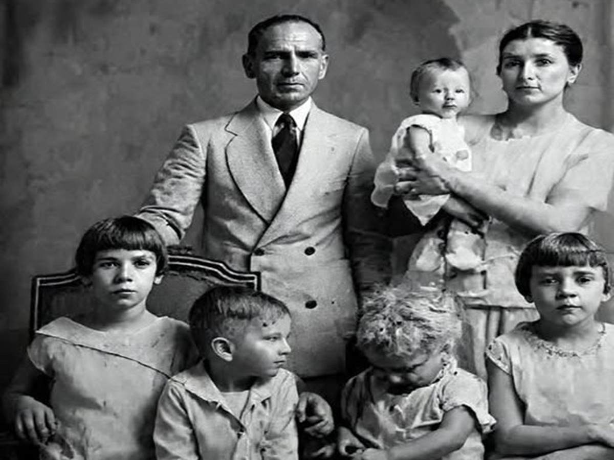 La noche clara de inquietos luceros 1 En la foto, María de las Mercedes y Joaquín del Cristo con sus hijos, Hilda, Mariano, Cayetano, Nélida, y la bebé María Concepción