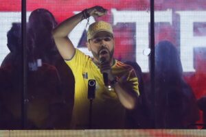 En la foto, El candidato de ultraderecha Abelardo de la Espriella, habla al final de la jornada electoral este domingo, en Barranquilla (Colombia)