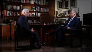 En la foto, Díaz-Canel y el periodista Roberto Cavada durante la entrevista