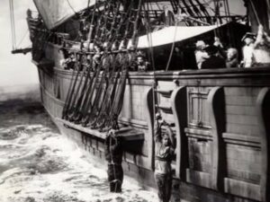 En la foto, castigo a los marineros antaño