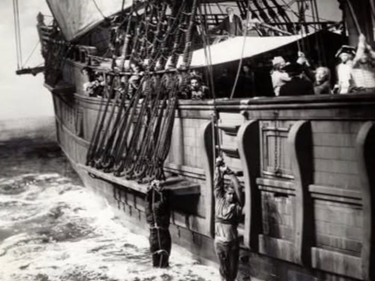 En la foto, castigo a los marineros antaño