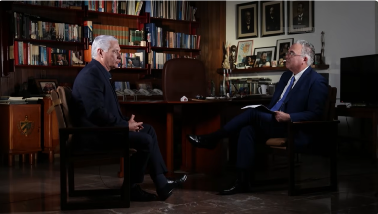 En la foto, Díaz-Canel y el periodista Roberto Cavada durante la entrevista