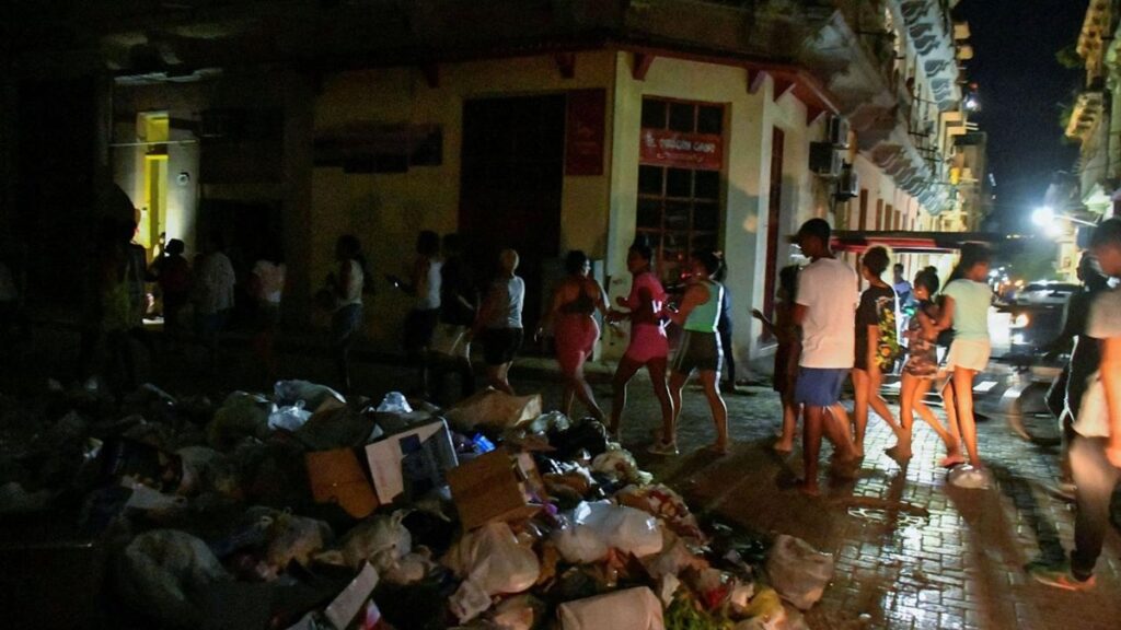 En la foto, cubanos en las calles en noches de apagones