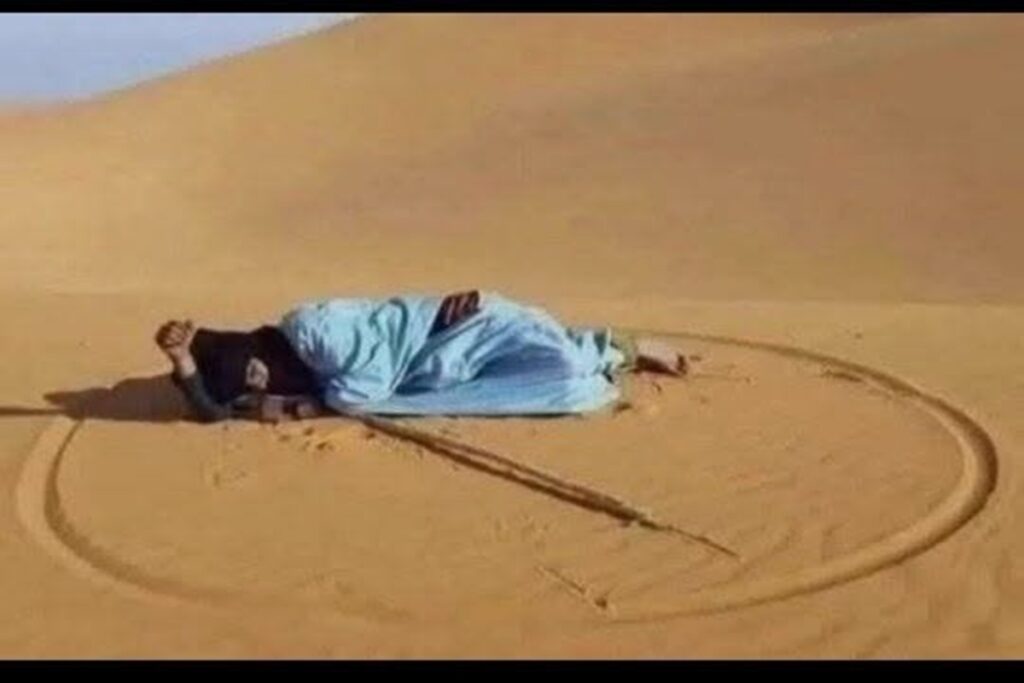 En la foto, una persona duerme en el desierto