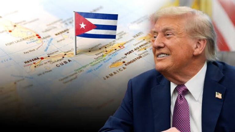 En la foto, Donald Trump y un mapa del Caribe