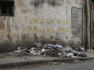 En la foto, un basurero en Cuba con una frase de moda para el castrismo detrás