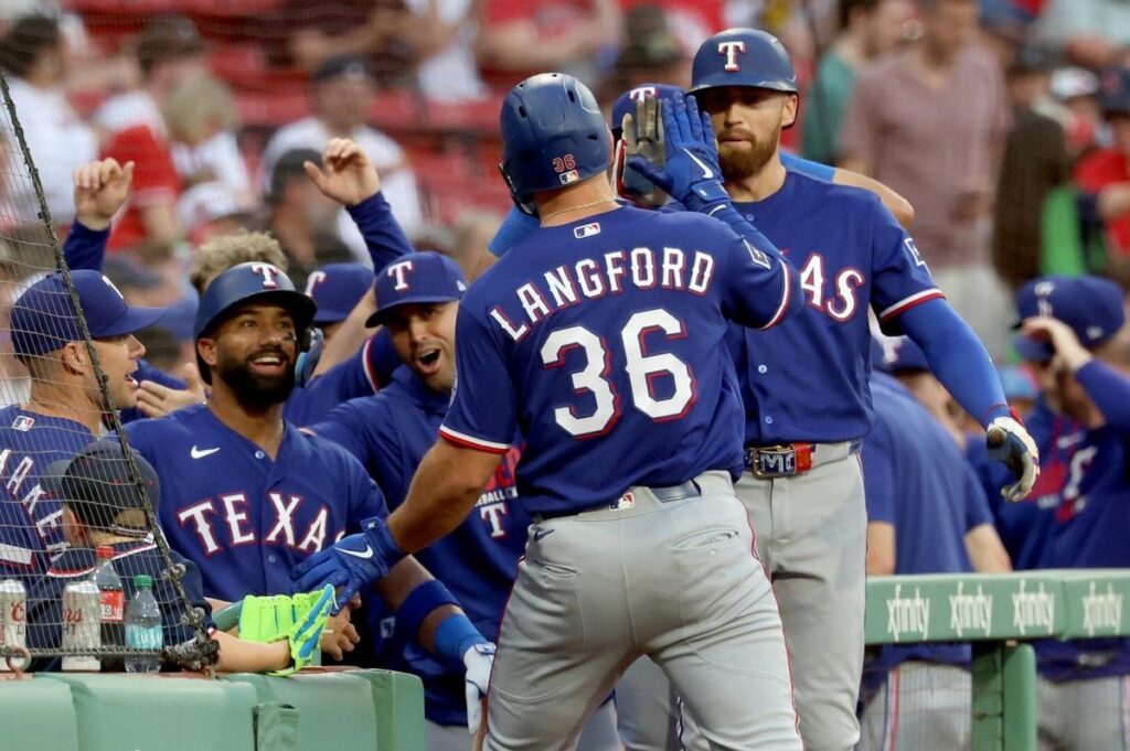 Langford pega jonrón al 1er lanzamiento y Rangers vencen a Red Sox 16 En la foto, Wyatt Langford celebra con sus compañeros tras pegar cuadrangular