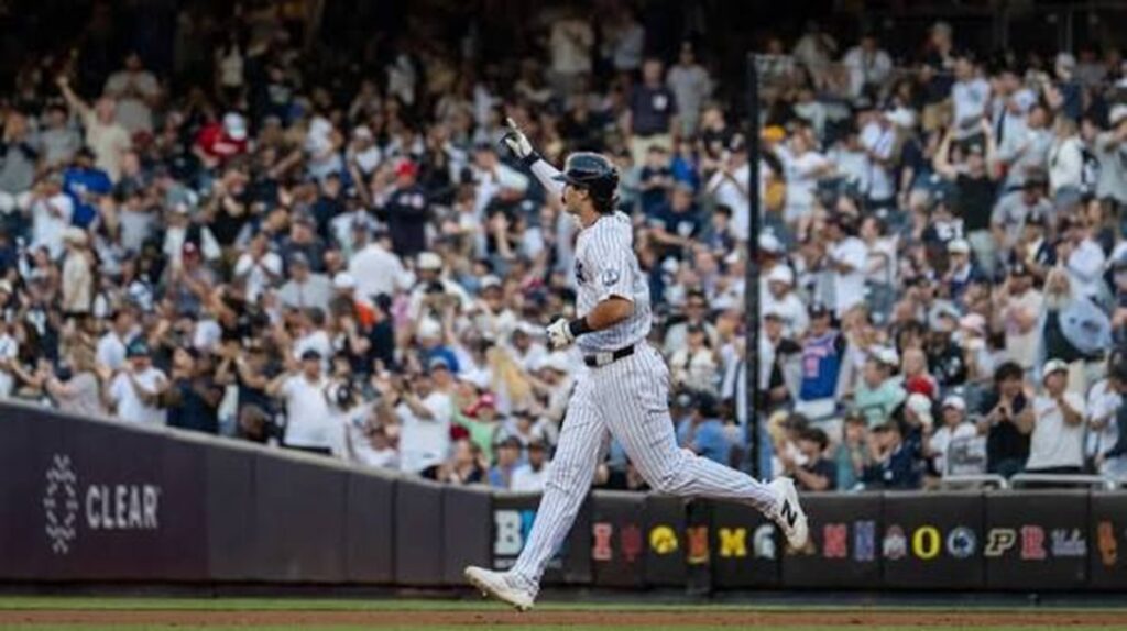 En la foto, Spencer Jones da la vuelta al cuadro tras su primer jonrón en el Yankee Stadium