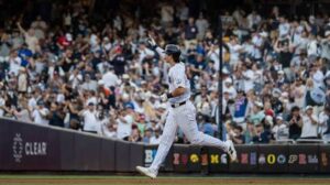 En la foto, Spencer Jones da la vuelta al cuadro tras su primer jonrón en el Yankee Stadium