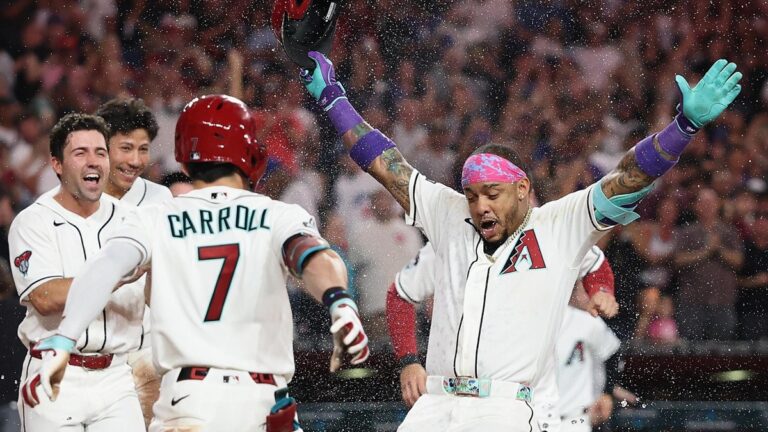 En la foto, Ketel Marte celebra tras dejar a Dodgers al campo