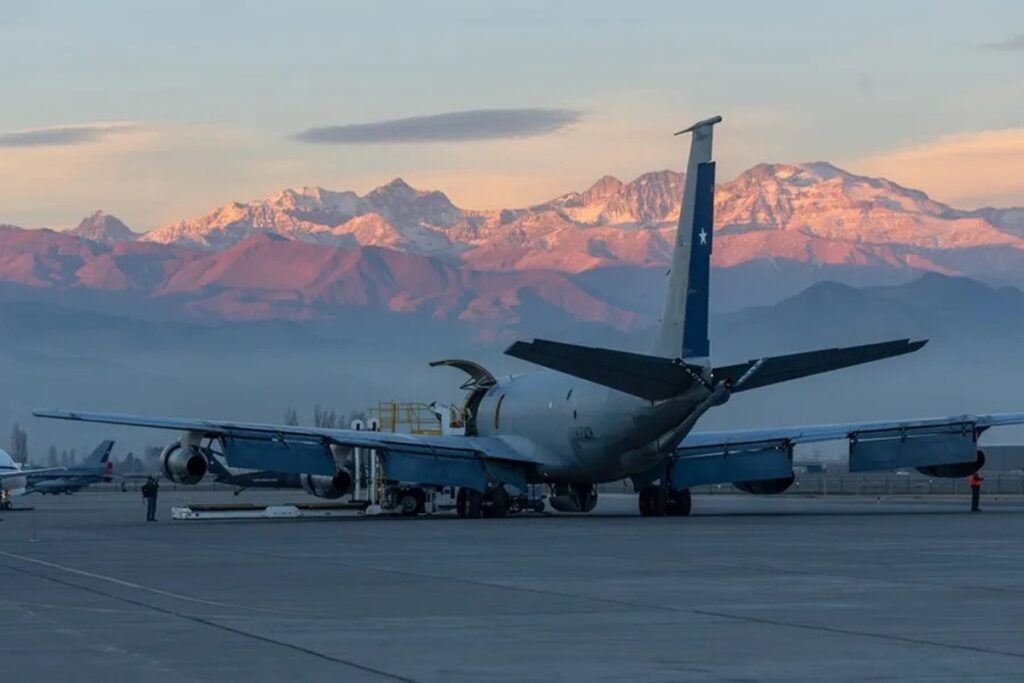En la foto, un avión se prepara para llevar ayuda a Venezuela