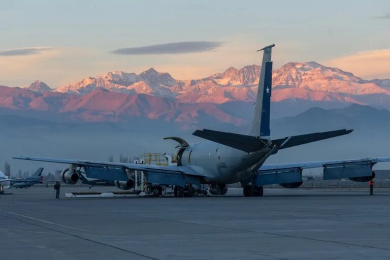 En la foto, un avión se prepara para llevar ayuda a Venezuela