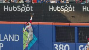 En la foto, Derek Hill realiza una gran atrapada