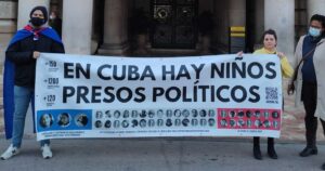 En la foto, reclamo por la libertad de los presos políticos en Cuba, incluyendo niños