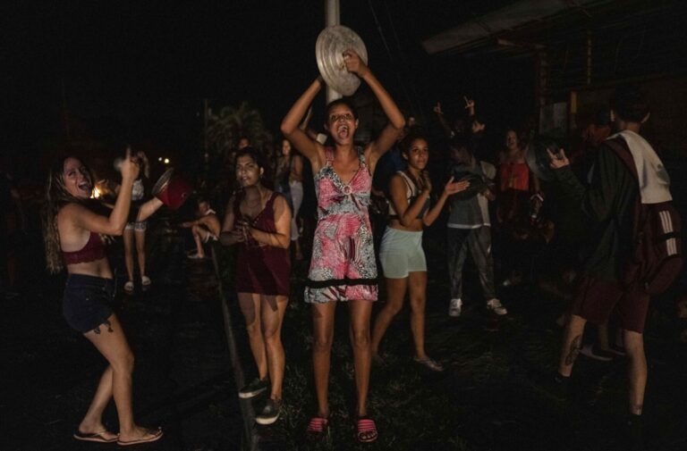 En la foto, toque de cazuelas en Cuba en una noche de apagón